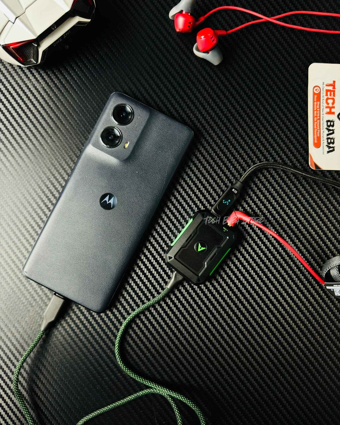 Piva Gs2 Type C Splitter connected with a phone, and a headphones and charging wire connected to the Piva Gs2 Type C Splitter . Wire is also showing charging speed 
